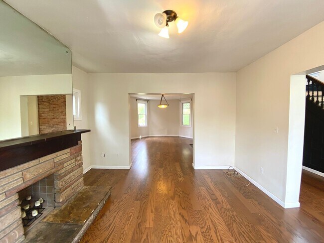Foto del edificio - Spacious 4 Bed/1 Bath Home in Beechview-Convenient to Downtown! Available 7/5