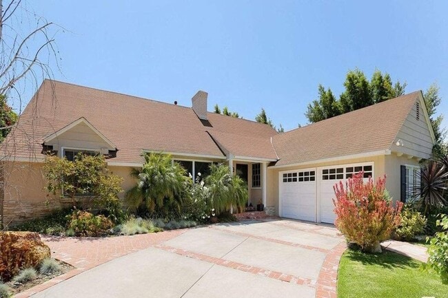 Building Photo - 3076 Earlmar Dr