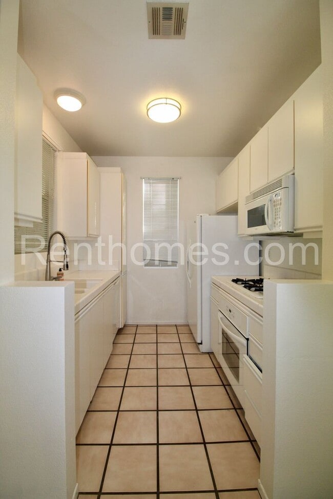 Building Photo - 10921 Sabre Hill Dr