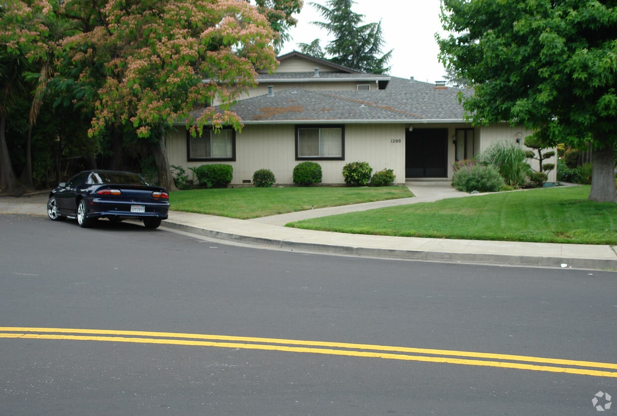 Building Photo - 1200 Halford Ave