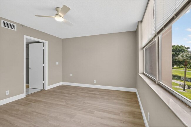 Foto del edificio - 14527 Bonaire Blvd