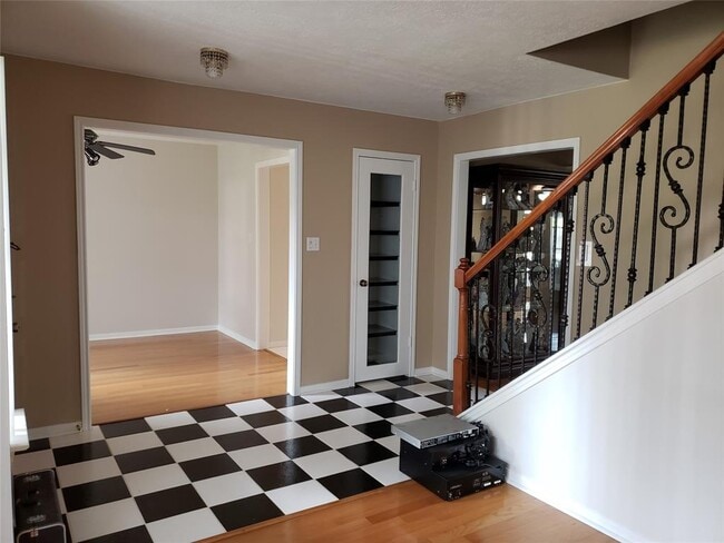 Building Photo - 9106 Walnut Glen Dr
