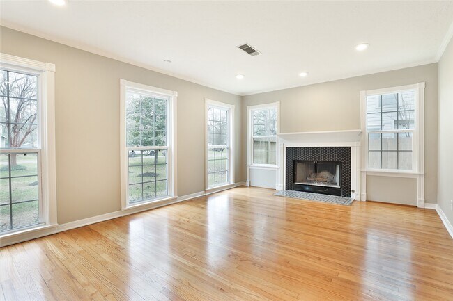 Foto del edificio - 423 W 32nd St