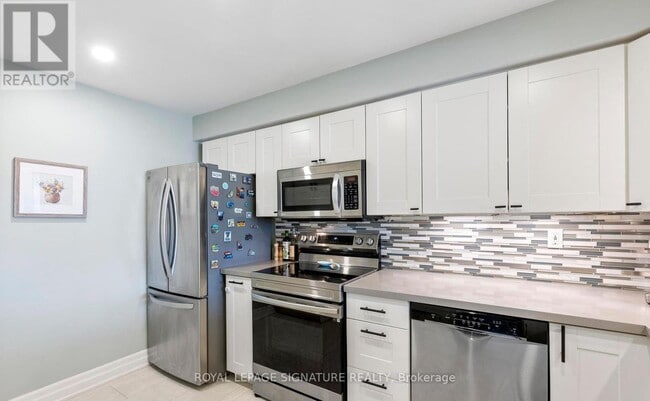 Building Photo - 3845-3845 Lake Shore Blvd W