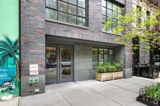 Entrada - 536 E 13th St