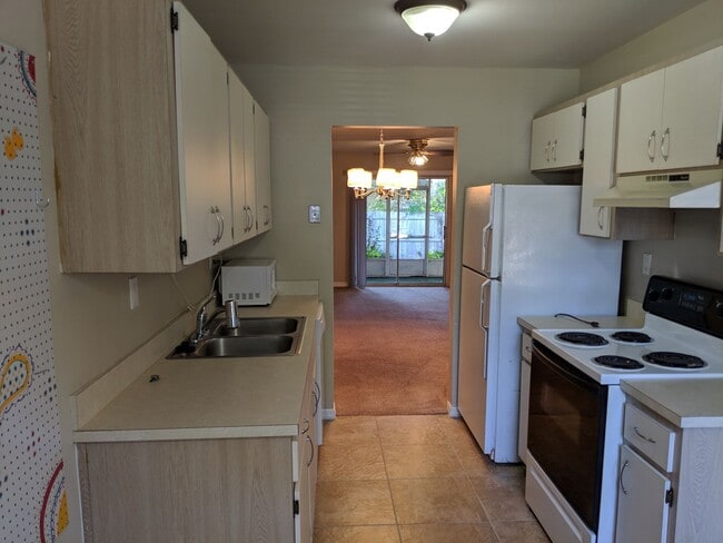 Building Photo - 2/2 Flat with Assigned Parking, Screen Porch, Inside Laundry