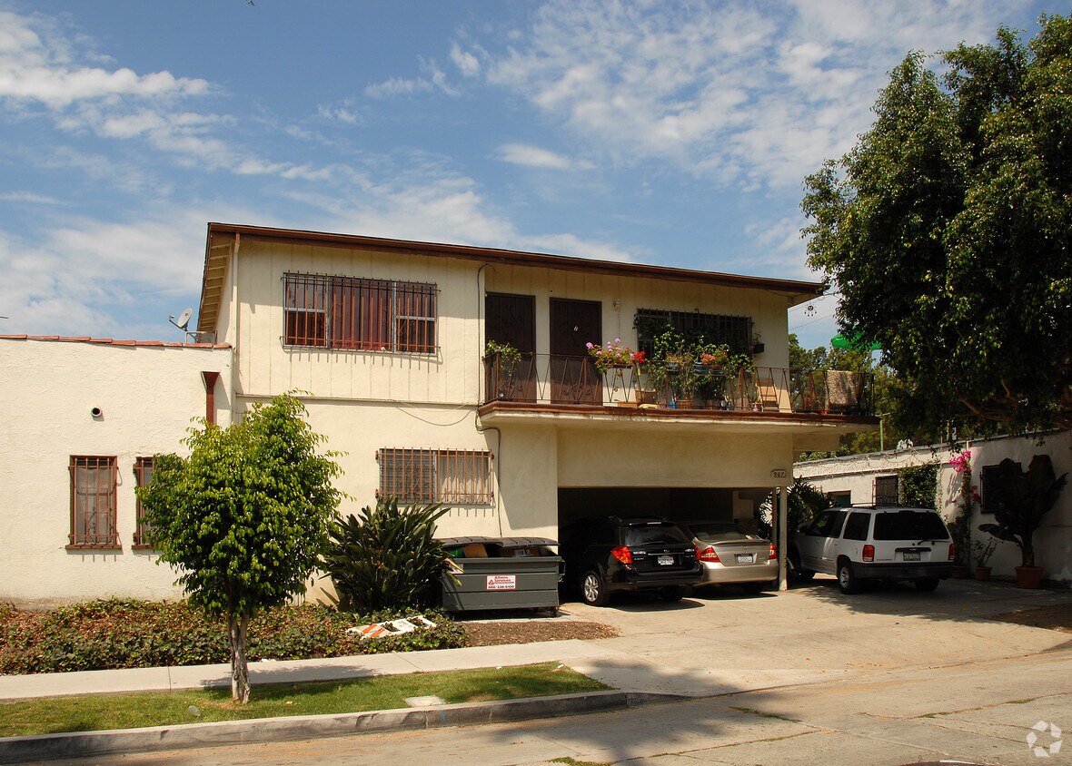 Primary Photo - 907 N Poinsettia Pl