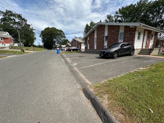 Building Photo - 40 Whitewood Rd