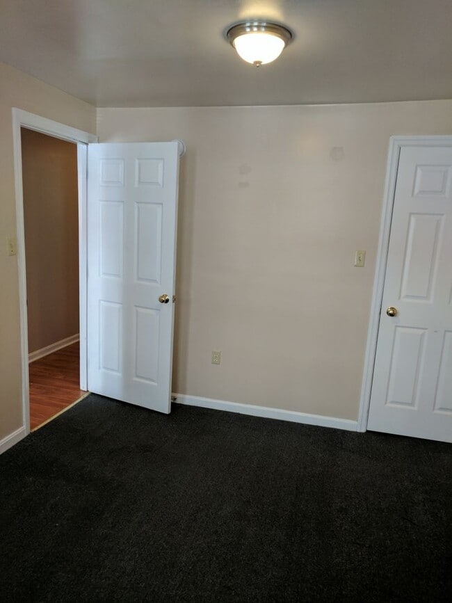 Building Photo - South Oakland renovated apartment