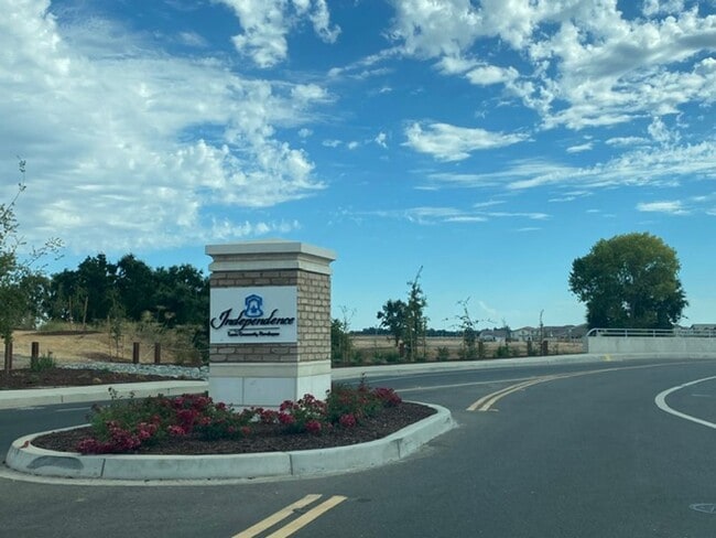 Building Photo - 2023 model home in solar community!