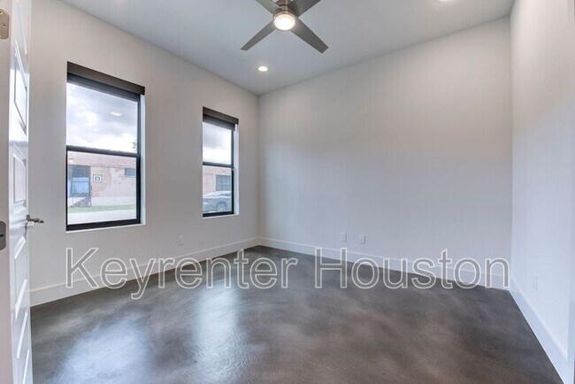 Building Photo - 2910 Lamar St