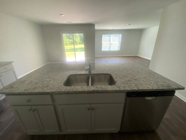 Foto del edificio - 4-bedroom, 2 bathroom home located in the ...