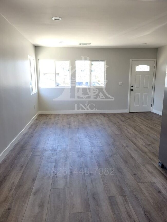 Foto del edificio - Modern 3 Bedroom Front House