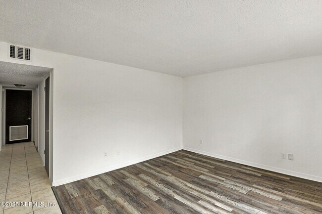 Building Photo - 475 Crabapple Ct