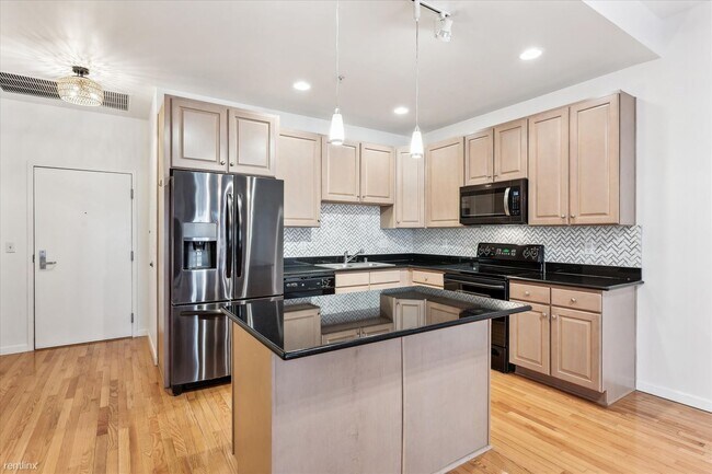 Foto del edificio - 2 br, 1 bath Condo - 1950 Logan Street 703