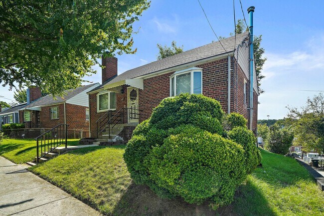 Building Photo - Fantastic Home in Fort Dupont Park! Parking and Basement Included!
