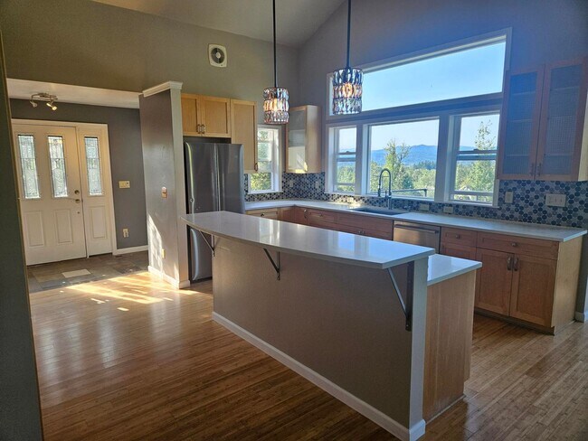 Foto del edificio - Stunning 3 Bedroom Home - Overlooking Bellingham!