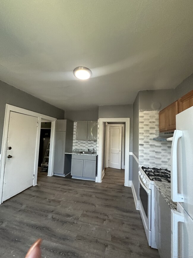 Building Photo - 165 Martin St