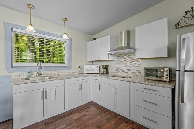 Foto del edificio - 2116 Las Flores Ln