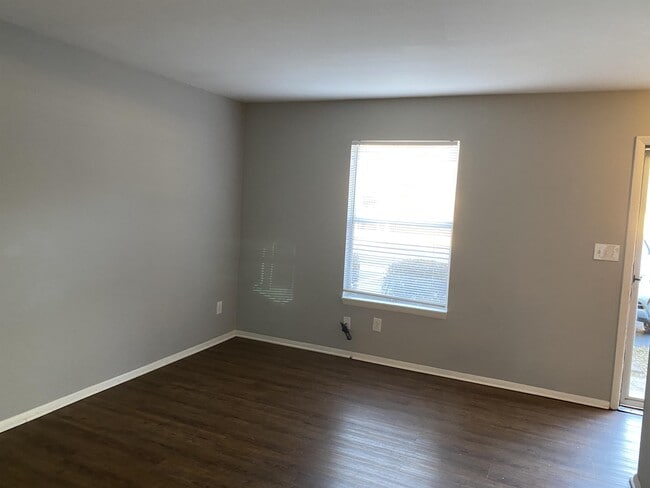 Building Photo - 400 Cedarbrook Ct