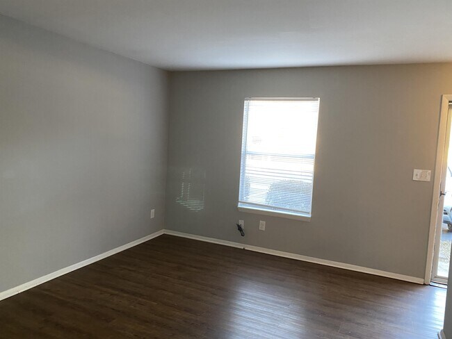 Foto del edificio - 400 Cedarbrook Ct