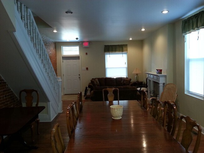 Building Photo - Large Six Bedroom House in University City...