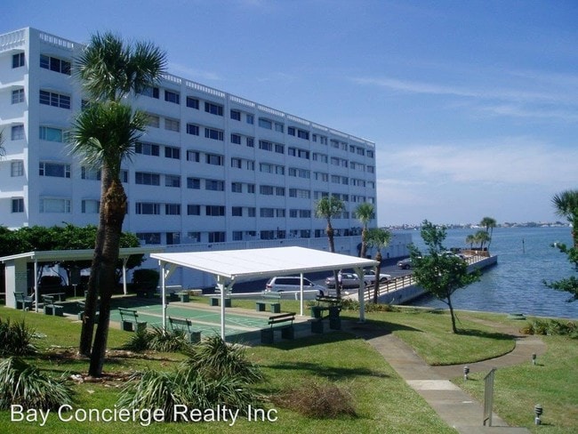 Building Photo - 100 Bluff View Dr