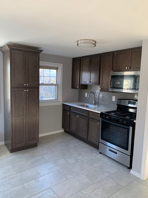 Kitchen - 132 Leonard Pl