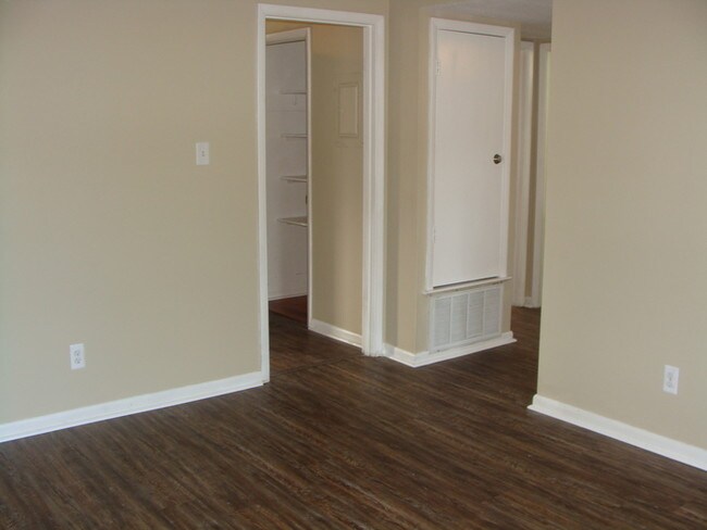 Building Photo - 109 Woodhouse Ln
