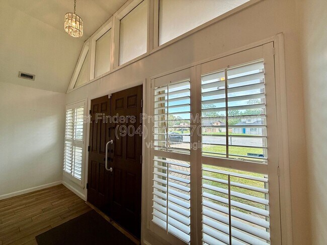 Foto del edificio - 7007 Holiday Hill Ct