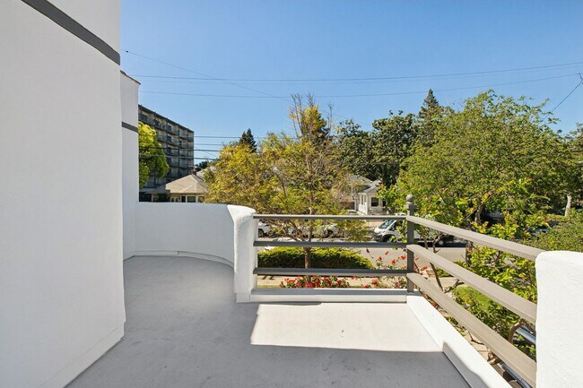 Foto del edificio - Stunning Luxury 2BR with Wraparound Deck in Downtown Palo Alto