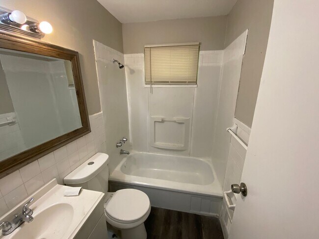 Building Photo - 208 Mc Alpine Dr