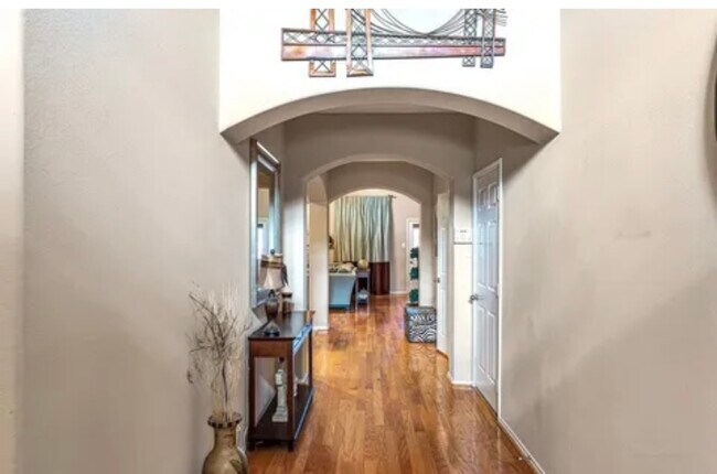 Foto del edificio - 8007 Blackcherry Ln