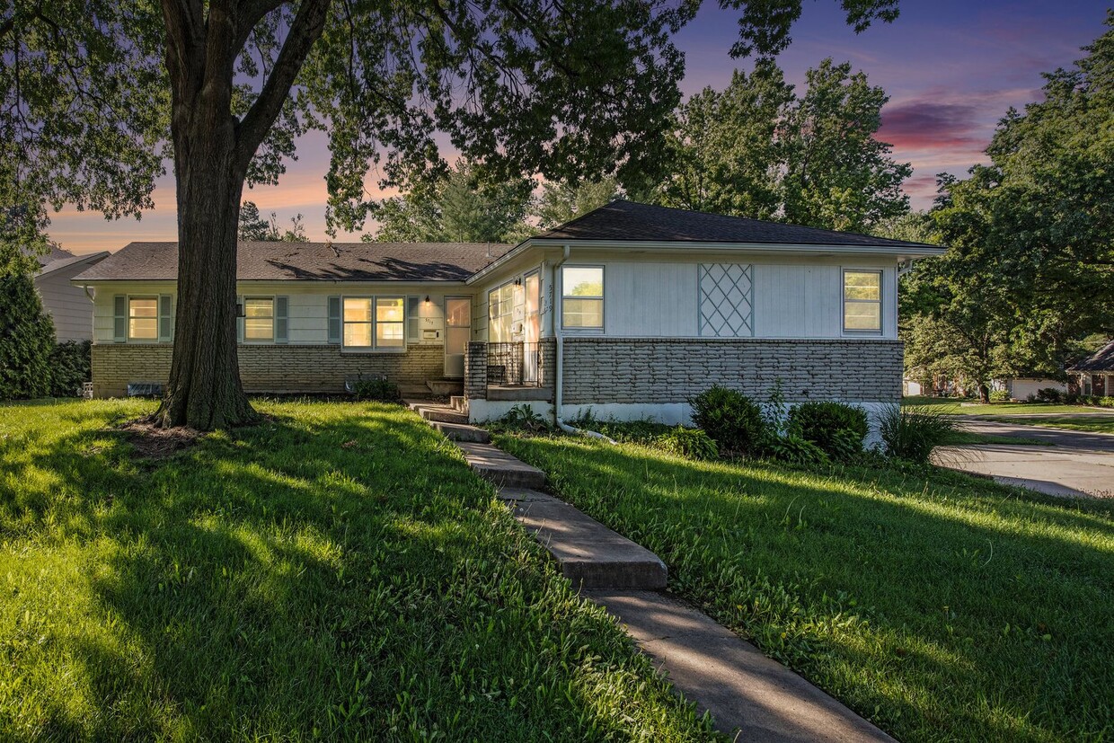 Foto principal - Beautiful 3BR/2BA w/ Garage & Fenced Yard