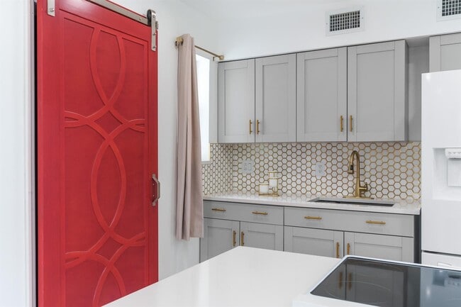 Building Photo - 201 NE 28th Ct