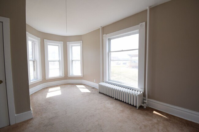 Building Photo - 1616 S Riverfront Dr