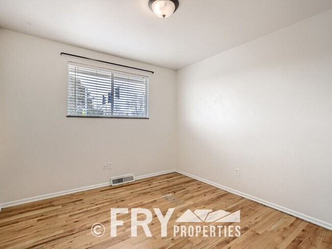 Building Photo - 3bed/1bath Half Duplex in Westminster
