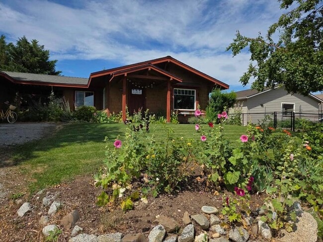 Building Photo - Adorable 2 bedroom house for rent in quiet...