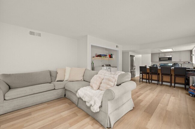 Foto del edificio - Spacious lot with no back house!