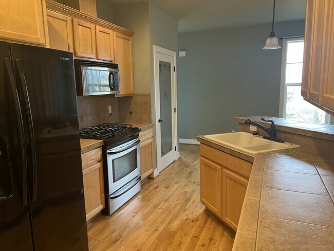 Building Photo - 1526 NE Market Dr