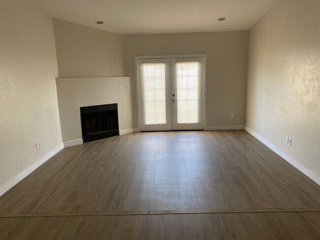 Foto del edificio - Fully Remodeled! 2 bed 2 bath Town-home in...