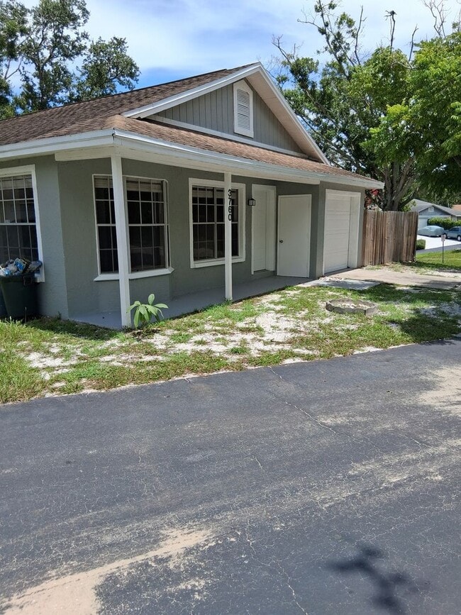 Building Photo - Amazing 3/2 located in desirable Palm Harb...