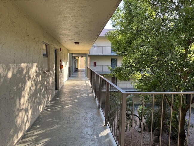 Building Photo - 1800 N Lauderdale Ave