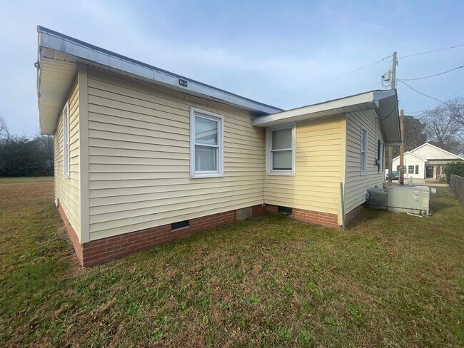 Foto del edificio - Ranch Located in the Heart of Dunn