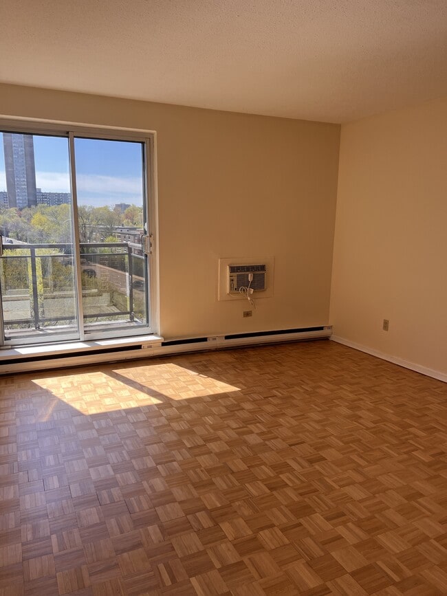 Building Photo - 800 Riddell Ave N