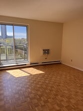 Building Photo - 800 Riddell Ave N