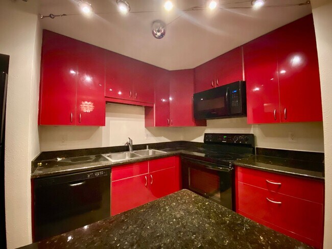 Building Photo - Gated Two Bedroom Condo in Tukwila