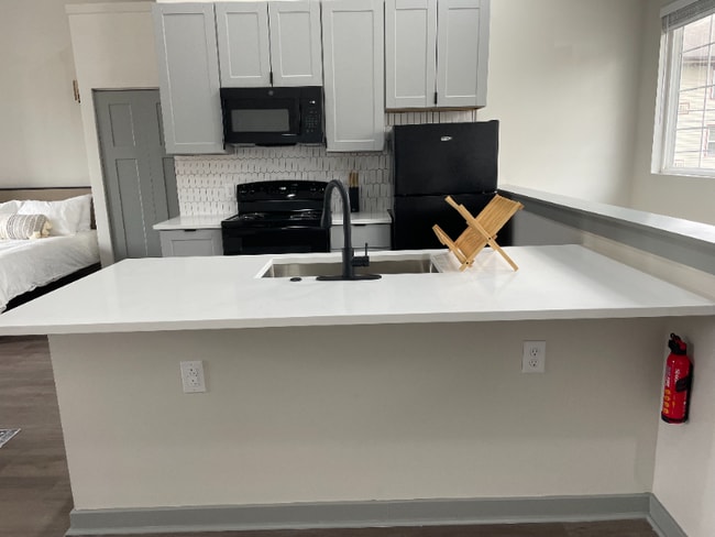 Building Photo - 2253 N Kenwood Ave