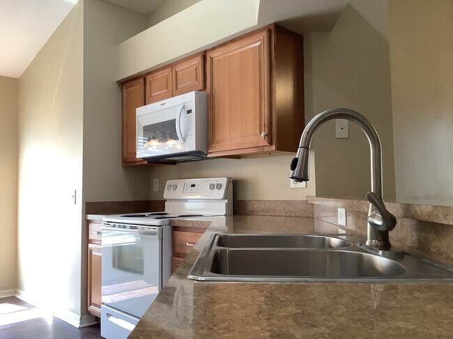 Foto del edificio - 9312 Hidden Water Cir