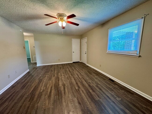 Building Photo - Move-in Ready!